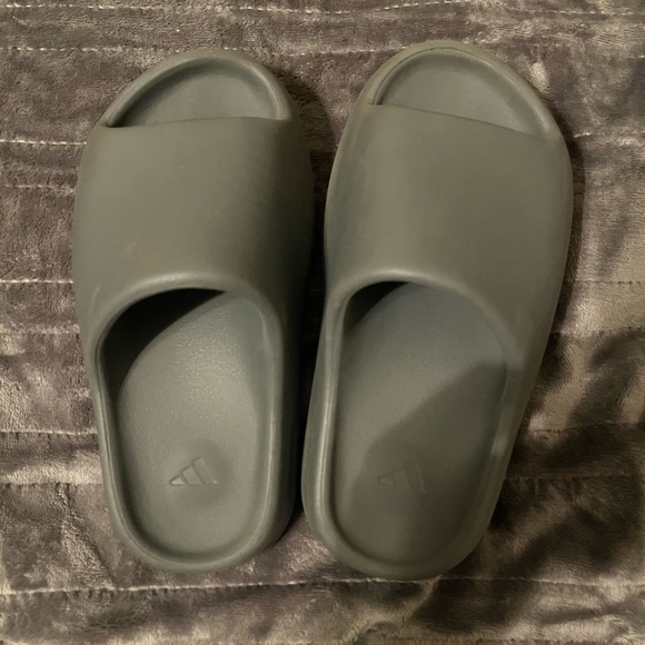 Slate Grey Yeezy Slides, Size 4 - Picture 10 of 12